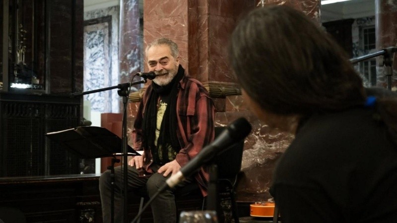El cantante, músico y escritor Caburo (ECU).