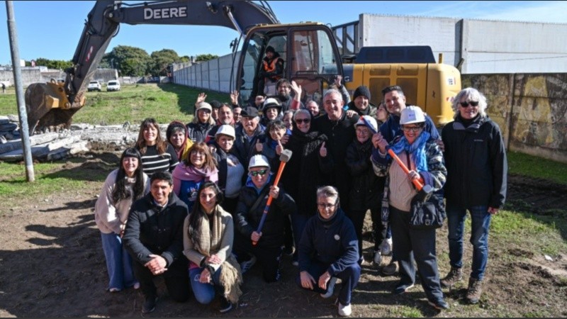 Derrumbaron el muro y comenzaron los trabajos.