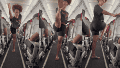 La influencer del fitness está siendo duramente criticada por practicar yoga durante su vuelo.