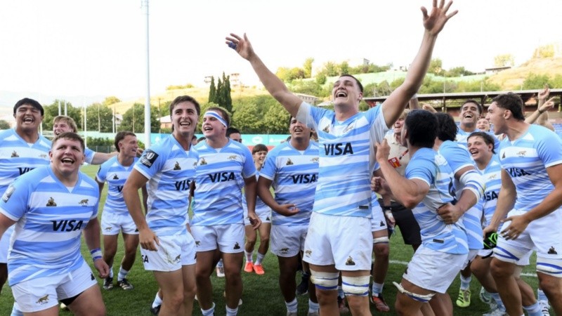 Tras el triunfo, los chicos argentinos festejaron junto a la hinchada criolla que viajó al viejo continente para alentarlos. Crédito: Giorgi Ebanoidze / Gaspafotos / Prensa UAR.