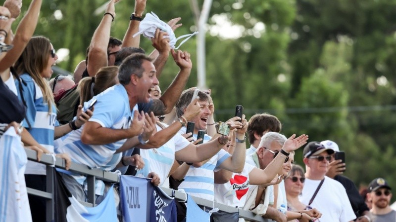  La hinchada argentina conformada en su mayoría por familiares no dejaron de alentar ni un minuto a los chicos argentinos. Crédito: Giorgi Ebanoidze / Gaspafotos / Prensa UAR.