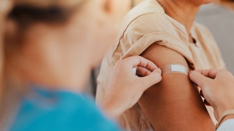 Además, sumó otras medidas preventivas, como el lavado frecuente de manos, la ventilación de los ambientes cerrados y el uso de barbijo por parte de personas con síntomas respiratorios o en entornos de mayor riesgo.