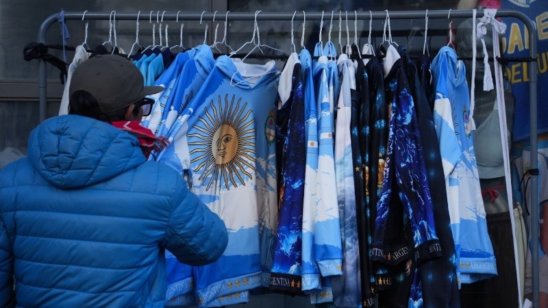 Buen día para comprar abrigo que sirva para alentar a la selección (Alan Monzón).