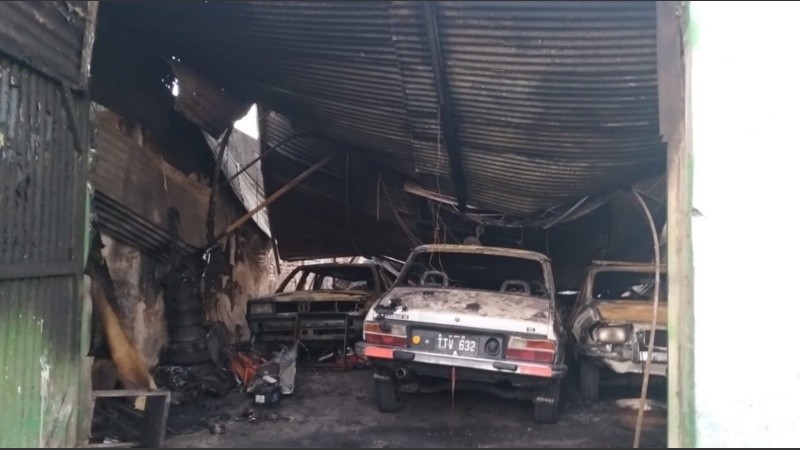 Incendio devastador en taller mecánico