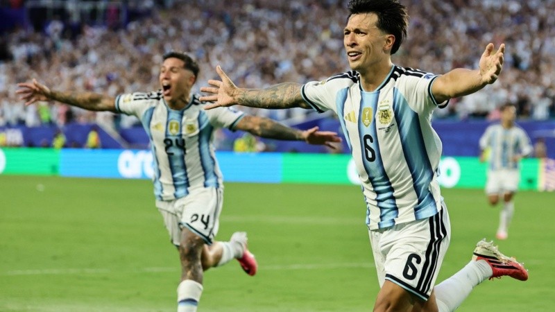 Lisandro Martínez festeja a puro desahogo y emoción el 2-1 de Argentina ante Cabo Verde.