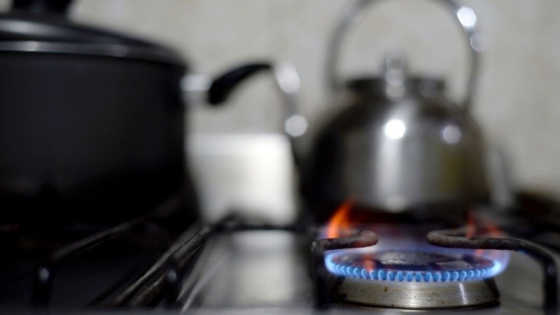En medio de la ola de frío, el Gobierno garantizó el gas para hogares pero advirtió por los cortes a industrias y GNC.