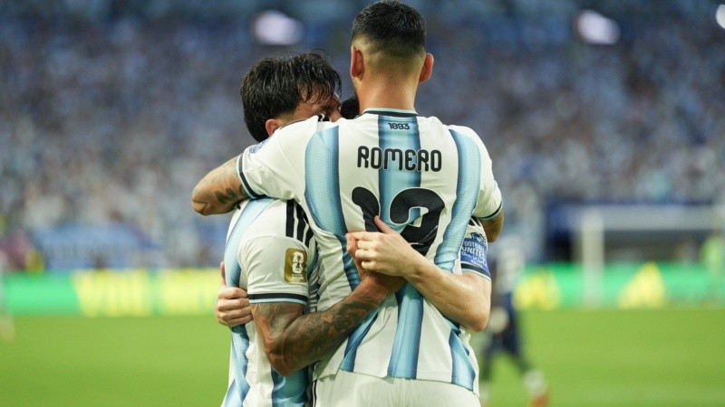 El abrazo del Cuti Romero con Lisandro Martínez durante el Mundial 2026.
