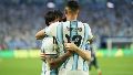 El abrazo del Cuti Romero con Lisandro Martínez.
