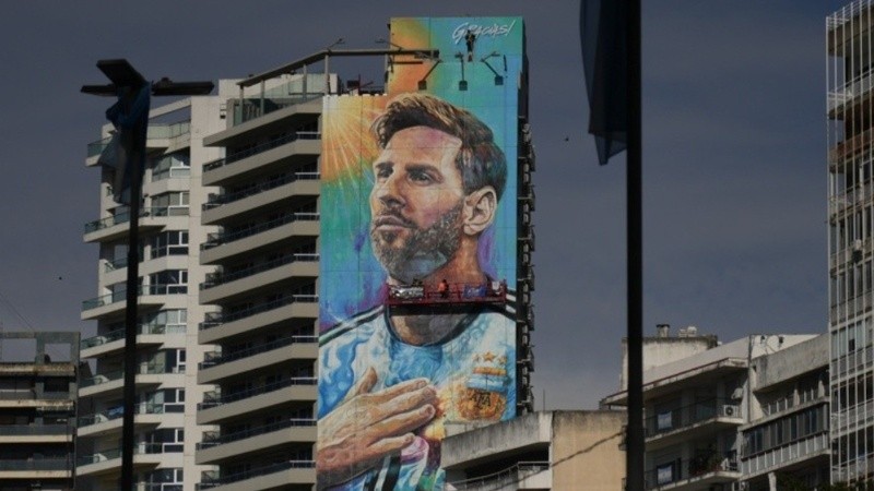 El mural de Messi cubre 534 metros cuadrados y se extendió hasta los 75 metros de altura.
