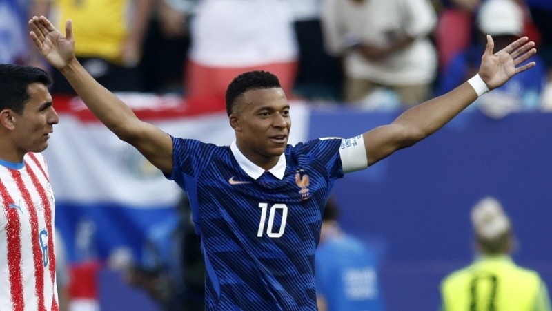 El goleador de Francia suma uno más y le pelea a Messi la bota de oro (EFE).
