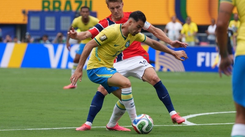 Gabriel Martinelli de Brasil disputa el balón con Martin Odegaard.