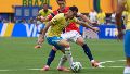 Gabriel Martinelli de Brasil disputa el balón con Martin Odegaard.