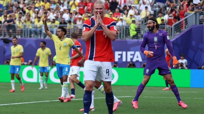 Haaland hizo los dos goles de Noruega en el triunfazo ante Brasil.
