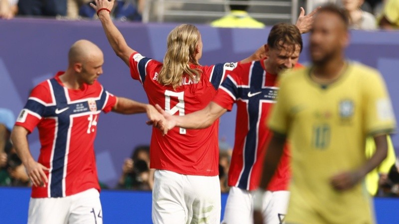 Haaland levanta los brazos tras convertir el segundo gol de Noruega.
