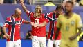 Haaland levanta los brazos tras convertir el segundo gol de Noruega.