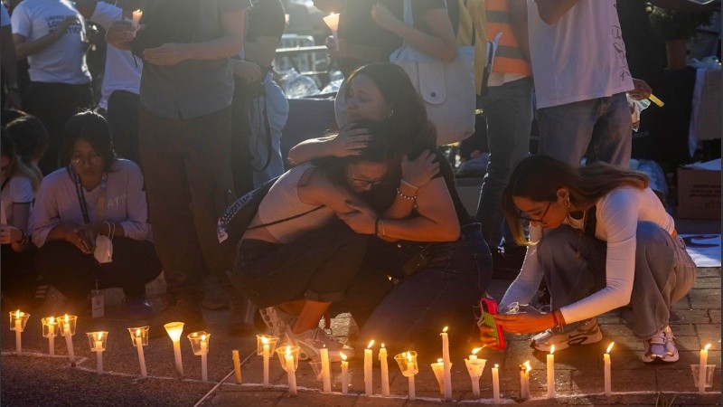 Un grupo de personas participa en una vigilia en honor las victimas de los terremotos este domingo, en Caracas (Venezuela).
