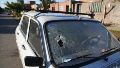 La balacera en zona sur, en la que fue herido un bebé, dejó sus marcas en un auto estacionado.
