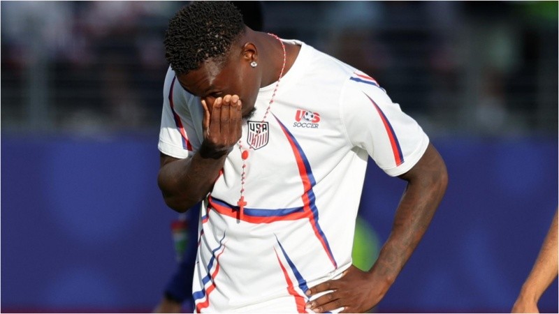 Folarin Balogun llora después del partido de Estados Unidos ante Bosnia, en el que fue expulsado.