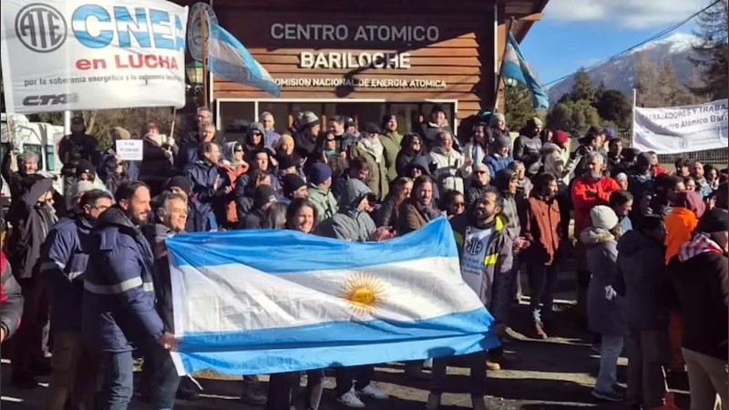 Abrazo al Centro Nacional de Energía Atómica de Bariloche.