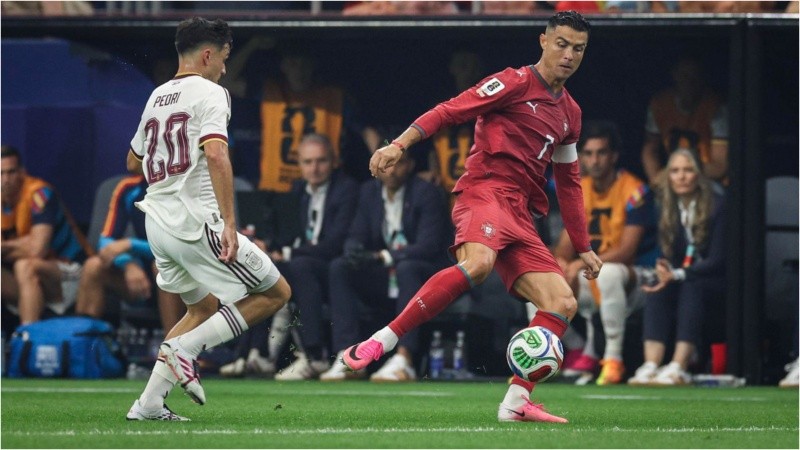 Cristiano Ronaldo domina a pelota ante la marca de Pedri en el primer tiempo.