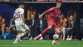 Cristiano Ronaldo domina a pelota ante la marca de Pedri en el primer tiempo.