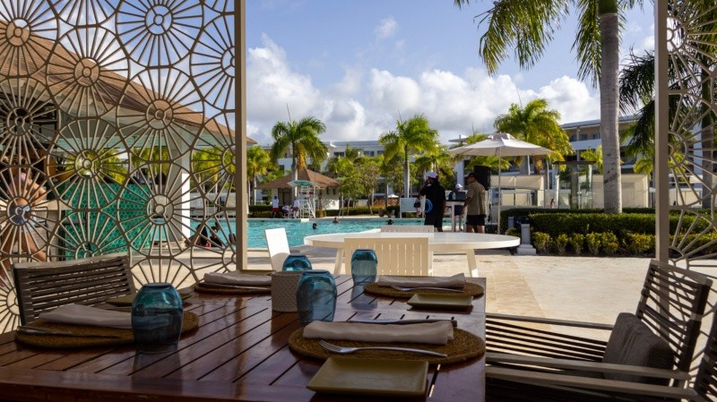 Mangú, el restaurante de platos típicos dominicanos, está ubicado junto a la piscina central.