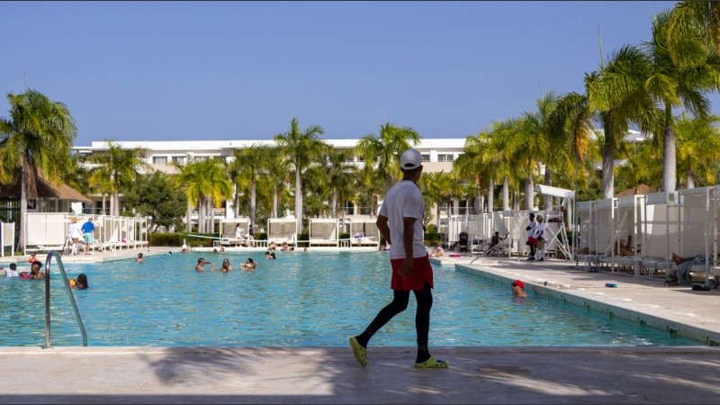 La pileta central del Paradisus, junto a la cual hay otras piscinas destinadas a las habitaciones swim up.