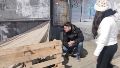 Voluntarios se acercan a las personas que duermen en la calle y les ofrecen pasar la noche a bordo del micro solidario.