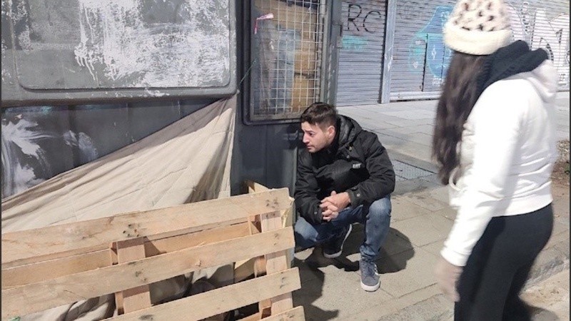 Voluntarios se acercan a las personas que duermen en la calle y les ofrecen pasar la noche a bordo del micro solidario.