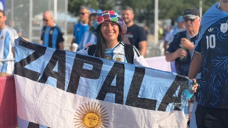&nbsp;Los hinchas argentinos muestran sus banderas.