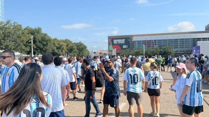 Los hinchas ingresan al estadio.