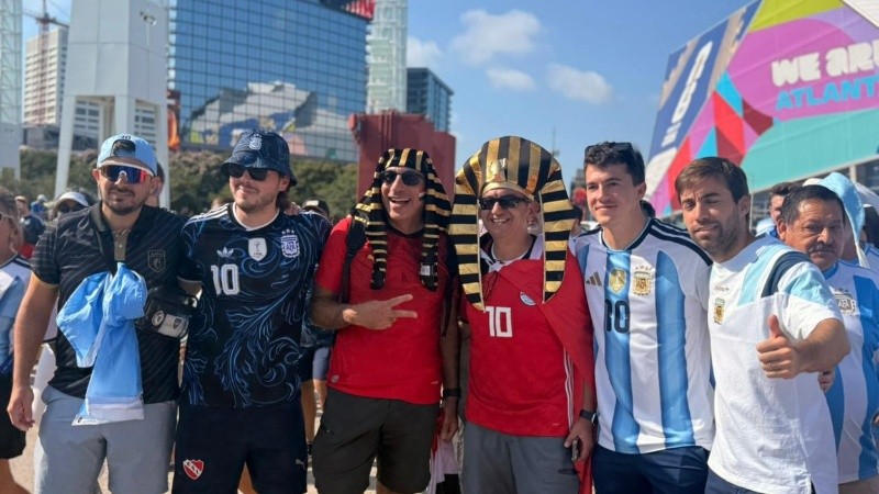 Los hinchas argentinos ingresan al estadio.