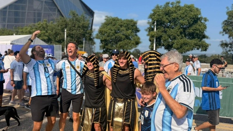 Hinchas argentinos ingresan al estadio.