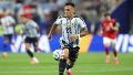 Lautaro Martínez rendido ante Messi.