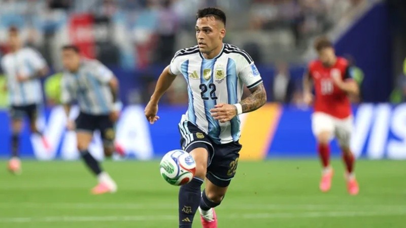 Lautaro Martínez rendido ante Messi.