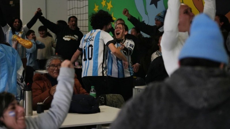 Gol y abrazo.