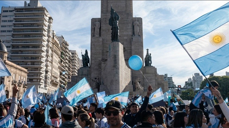 El Monumento se llenó de banderas y gargantas disfónicas. (imagen Radio 2)