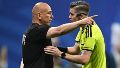 Hossam Hassan re caliente contra el árbitro francés (EFE),
