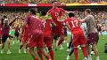 Festejo caliente de los suizos que superaron a Colombia por penales (EFE).