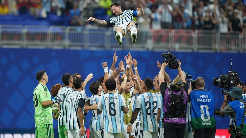 Messi vuela y espera los cuartos mirando a todos desde arriba (EFE).