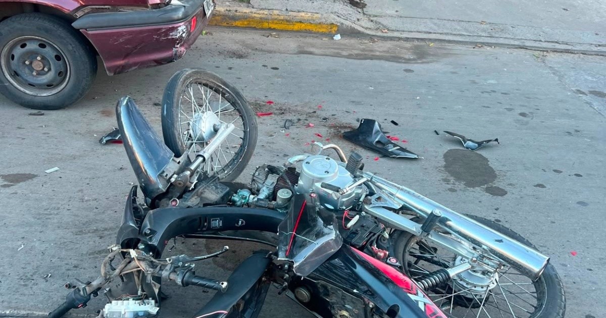 Movil policial y moto involucrada en siniestro vial en avenida Rivarola