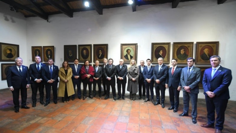 Milei en Tucumán con los gobernadores.
