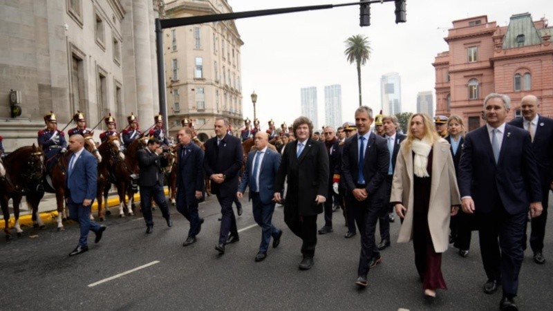 El presidente caminó desde la Casa Rosada hasta el templo porteño para asistir al oficio que comenzó a las 10.30.