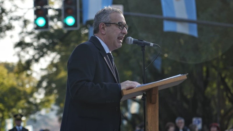 El intendente Javkin brindó un discurso en el acto oficial por el Día de la Independencia en Rosario. (Foto: Alan Monzón / Rosario3)&nbsp;