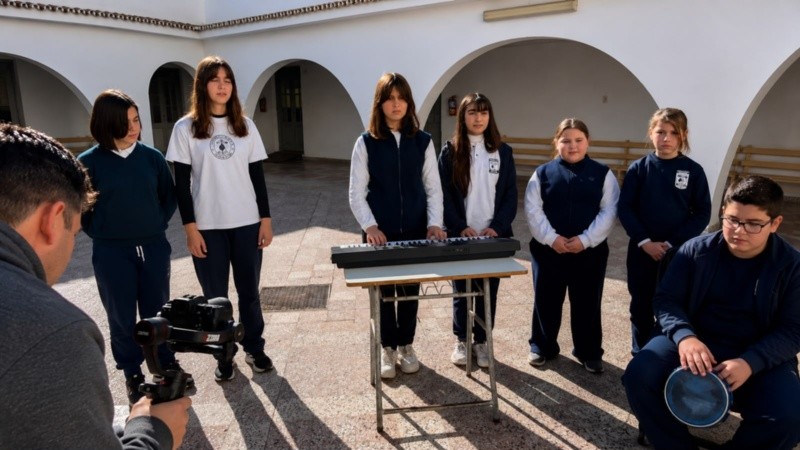 La grabación del proyecto musical reunió nuevamente a alumnos del colegio San Carlos en un homenaje al 9 de Julio