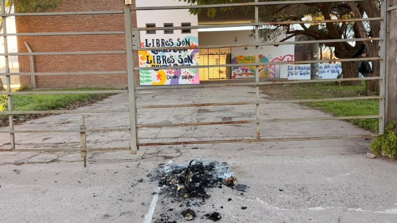 Lo que quedó tras el ataque incendiario a la escuela.