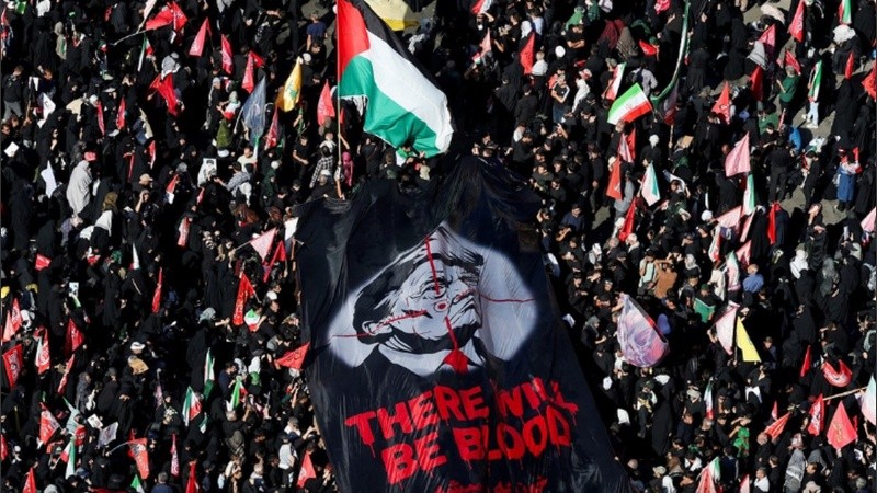 El mensaje durante el funeral es claro: “Habrá sangre”, y la cara de Donald Trump en una gran bandera.