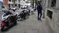 Motos estacionadas sobre veredas de Rosario: una postal diaria.