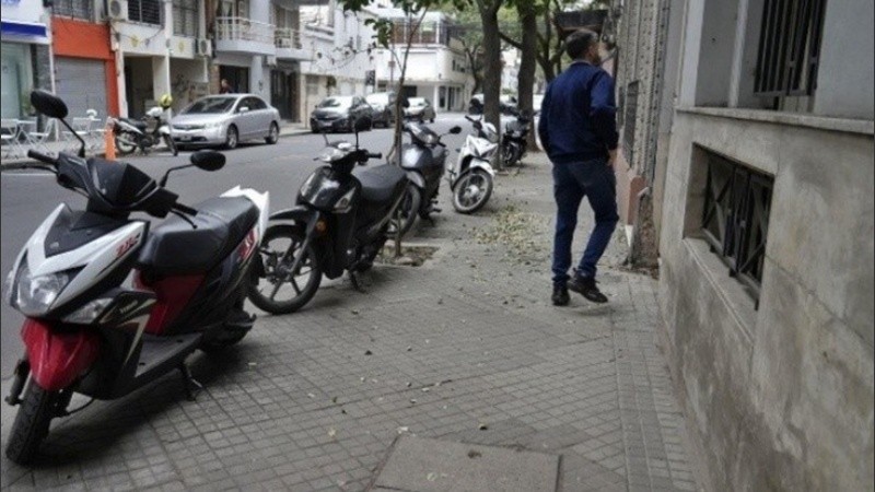 Motos estacionadas sobre veredas de Rosario: una postal diaria.