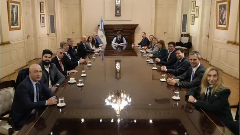Milei encabezó la reunión de Gabinete, a su lado Pablo Quirno y Diego Santilli.